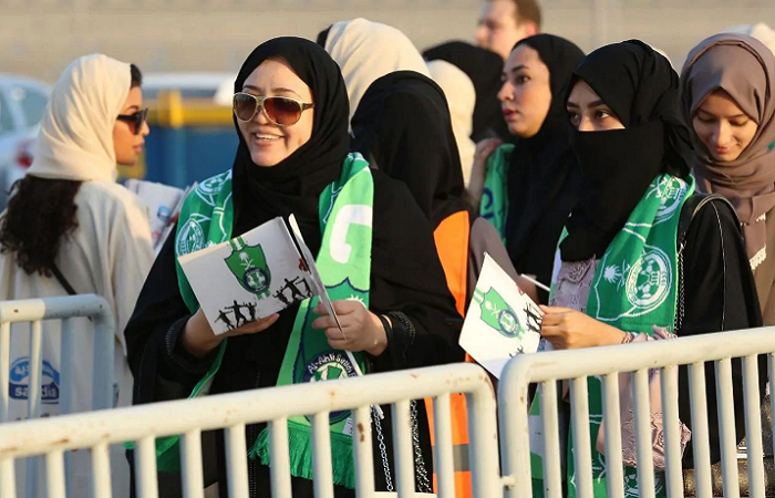 كرة القدم بأصوات النساء.. هيلة الفراج أوّل مُعلقة رياضية في تاريخ السعودية